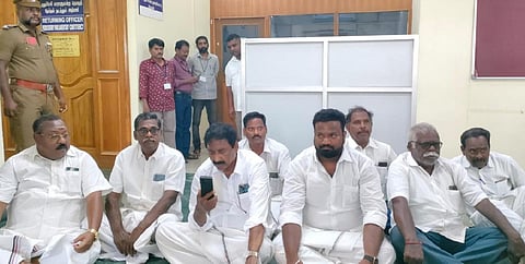 பண பட்டுவாடா புகார்: புதுச்சேரியில் அதிமுக மாநிலச் செயலர், வேட்பாளர் தர்ணா