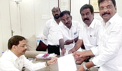 திமுகவினர் வாக்காளர்களுக்கு பணம் கொடுப்பதாக சென்னை தலைமை செயலகத்தில் தலைமை தேர்தல் அதிகாரி சத்ய பிரத சாஹூவிடம் புகார் மனு அளித்த வட சென்னை பாஜக வேட்பாளர் பால்கனகராஜ், பாஜக மாநில செய்தி தொடர்பாளர் ஏ.என்.எஸ்.பிரசாத், மாநில செயலாளர் சதீஷ்குமார் உள்ளிட்ட நிர்வாகிகள்.