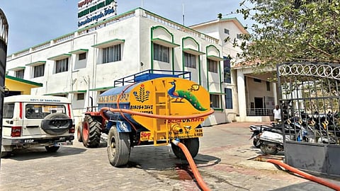 அத்தியாவசியத் தேவைக்காக ஓசூர் ஊராட்சி ஒன்றிய அலுவலகத்தில் டிராக்டரில் தண்ணீரை விலைக்கு வாங்கிப் பயன்படுத்தி வருகின்றனர்.