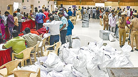 திருச்சி ஒருங்கிணைந்த மையத்தில் நேற்று அஞ்சல் வாக்குகளை பிரிக்கும் பணியில் ஈடுபட்ட தேர்தல் அலுவலர்கள். படம்: ர.செல்வமுத்துகுமார்