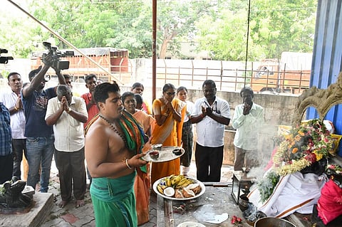 மதுரையில் பிள்ளையார் கோயிலில் வழிப்பட்ட பின் வாக்குப்பதிவு இயந்திரங்களை அனுப்பி வைத்த அதிகாரிகள்!