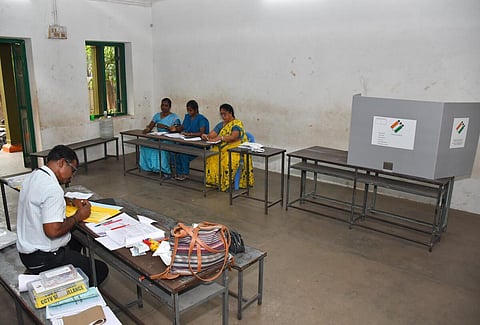 வேலூர் வாக்குச்சாவடி மையத்தில் முன்னேற்பாடுகள். | படம்: வி.எம்.மணிநாதன்
