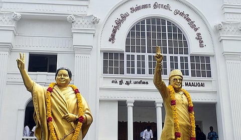 தமிழகத்தில் வாக்காளர்களுக்கு டோக்கன் வழங்கும் திமுக: தலைமை தேர்தல் அதிகாரியிடம் அதிமுக புகார் மனு