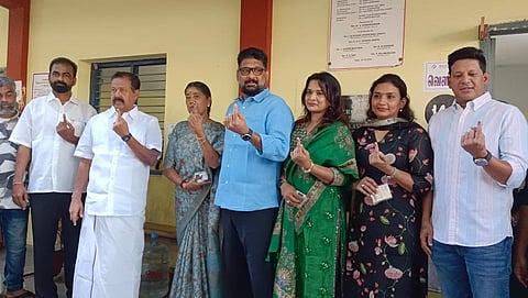 பட விளக்கம்; விழுப்புரத்தில் குடும்பத்துடன் வாக்களித்த அமைச்சர் பொன்முடி