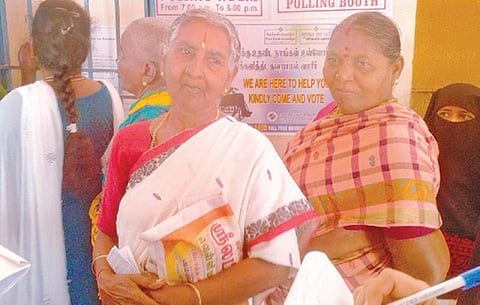 யாரும் அறியாமல் வரிசையில் நின்றிருந்த முன்னாள் பெண் எம்எல்ஏ பக்கிரியம்மாள்.