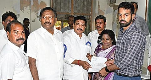 தேனாம்பேட்டை ஆஸ்டின் நகரில் உள்ள 13-வது வாக்குச்சாவடியில் மறு வாக்குப்பதிவு நடத்தக் கோரி, தேர்தல் நடத்தும் அலுவலர் அமித்திடம் தென்சென்னை தொகுதி பாஜக வேட்பாளர் தமிழிசை சவுந்தரராஜன் நேற்று மனு அளித்தார். உடன், பாஜக பொறுப்பாளர் கரு.நாகராஜன், மாநில செயலாளர் கராத்தே தியாகராஜன் உள்ளிட்டோர். படம்: எஸ்.சத்தியசீலன்