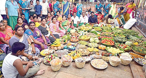 மதுரை மீனாட்சி அம்மன் கோயிலில் திருக்கல்யாண உற்சவத்தையொட்டி உழவாரப் பணி செய்வோர் நேற்று வழங்கிய சீர்வரிசைப் பொருட்கள். படம்: எஸ்.கிருஷ்ணமூர்த்தி