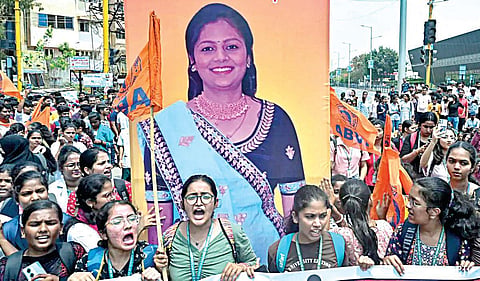நேஹா ஹிரேமத் கொலையை கண்டித்து பல்கலைக்கழக மாணவ, மாணவிகள் நேற்று போராட்டம் நடத்தினர்.
