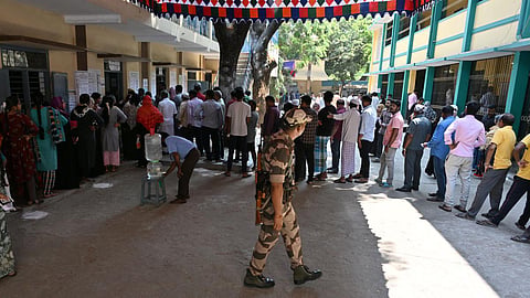 102 தொகுதிகளுக்கான முதல்கட்ட தேர்தலில் 65.5% வாக்குப் பதிவு