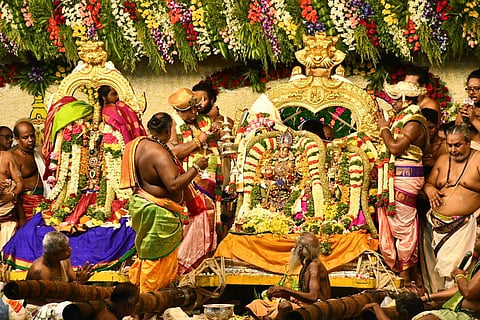 சித்திரைத் திருவிழாவை முன்னிட்டு மதுரை மீனாட்சி அம்மன் கோவிலில் மிகவும் விமரிசையாக திருக்கல்யாணம் நடைபெற்ற.து இதில் சிறப்பு அலங்காரத்தில் மீனாட்சி அம்மன் சுந்தரேஸ்வரர் பக்தர்களுக்கு அருள் பாலித்தார். படம்; எஸ். கிருஷ்ணமூர்த்தி