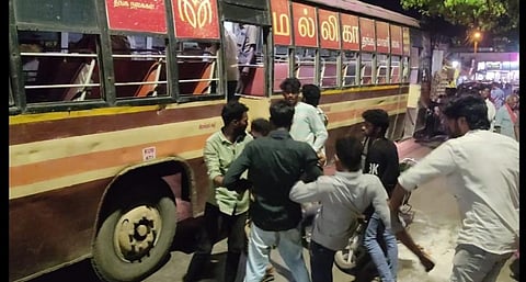 கும்பகோணம் | அரசு பேருந்து ஓட்டுநரை தாக்கிய கல்லூரி மாணவர் உட்பட 4 பேர் கைது