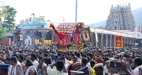 அழகர்கோவிலிலிருந்து கள்ளழகர் இன்று மாலையில் தங்கப்பல்லக்கில் பல்லாயிரக்கணக்கான பக்தரகள் புடை சூழ மதுரைக்கு புறப்பட்டார்.
படங்கள் எஸ்.கிருஷ்ணமூர்த்தி.