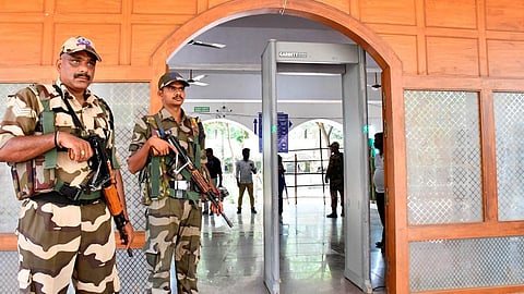 சென்னையில் 3 மையங்களில் வாக்குப்பதிவு இயந்திரங்கள்: போலீஸார், கட்சி முகவர்கள் 24 மணி நேர தீவிர கண்காணிப்பு