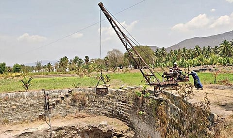 பாப்பிரெட்டிப்பட்டி பகுதியில் கிணறு தூர்வாரும் பணியில் ஈடுபட்டுள்ள தொழிலாளர்கள்.