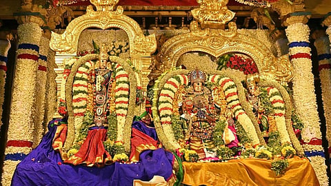 மதுரை மீனாட்சி சுந்தரேஸ்வரர் திருக்கல்யாணம் கோலாகலம்: இன்று காலை தேரோட்டம்