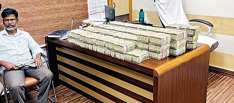 நெல்லை எக்ஸ்பிரஸ் ரயிலில் இருந்து கட்டு கட்டாக கைப்பற்றப்பட்ட பணம். | கோப்புப்படம்