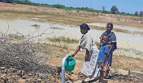 பளுவூர் ஒத்தவீடு பகுதியில் ஊருக்கு வெளியே தற்காலிகமாக அமைக்கப்பட்டுள்ள குடிநீர் குழாய்.