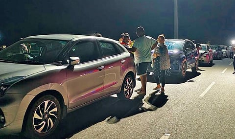 சென்னை - திருச்சி தேசிய நெடுஞ்சாலையில் வேப்பூர் அருகே கார்கள் ஒன்றன் பின் ஒன்றாக மோதி விபத்துக்குள்ளாகி நிற்கிறது.