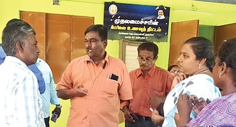 சென்னை முகப்பேர் பகுதியில் உள்ள மாநகராட்சி தொடக்கப் பள்ளி, தேர்தல் பணிகளால் அலங்கோலமாக்கப்பட்டதா என நேரில் ஆய்வு செய்த சென்னை மாநகராட்சி அதிகாரிகள்.