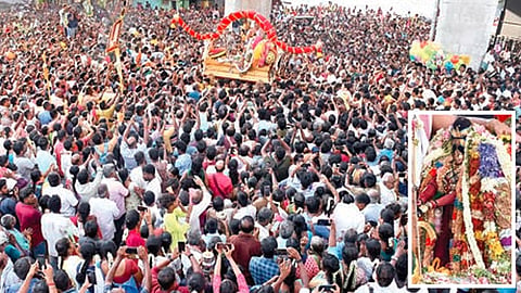 மதுரை வந்த கள்ளழகருக்கு மூன்றுமாவடியில் எதிர்சேவை: இன்று அதிகாலை வைகை ஆற்றில் இறங்குகிறார்