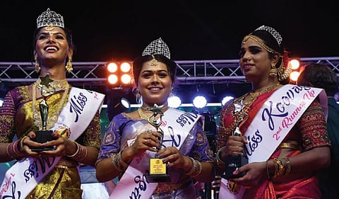விழுப்புரத்தில் நடைபெற்ற 'மிஸ்கூவாகம்-2024' அழகி போட்டியில் வெற்றி பெற்ற திருநங்கைகள் ரியா, மேகா, யுவந்திலின் ஜான்.