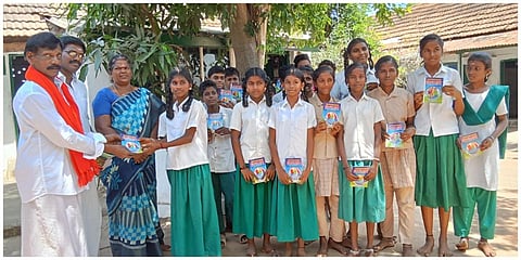 தஞ்சாவூரில் உலக புத்தக தினத்தை முன்னிட்டு மாணவர்களுக்கு பொது அறிவு புத்தகங்களை வழங்கிய பழக்கடைக்காரர் என்.ஹாஜாமொய்தீன்.