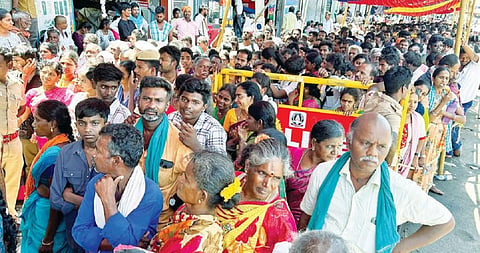 திருவண்ணாமலை தேரடி வீதியில் நேற்று சுவாமி தரிசனம் செய்ய நீண்ட வரிசையில் காத்திருந்த பக்தர்கள். படம்:இரா.தினேஷ்குமார்.