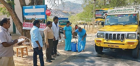 கேரளாவில் இருந்து வரும் வாகனங்களை உடுமலை அருகே கால்நடை துறை சோதனைச் சாவடியில் ஆய்வுக்கு உட்படுத்தும் பணியில் ஈடுபட்டுள்ள அதிகாரிகள்.