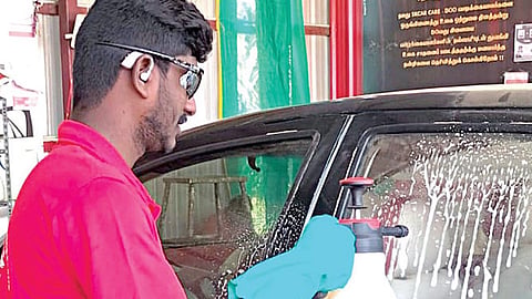 கோவையில் உள்ள 5கே கார் கேர் நிறுவனத்தின் கார் சர்வீஸ் பிரிவில் பணியாற்றும் பேச இயலாத, காதுகேட்கும் திறன் குறைந்த மாற்றுத் திறனாளி இளைஞர்.
