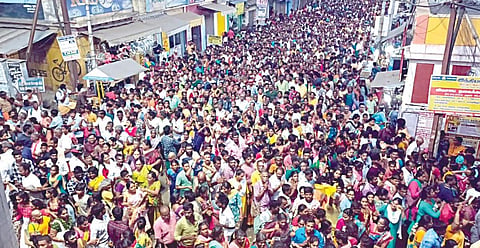 சித்ரா பவுர்ணமியையொட்டி திருவண்ணாமலையில் நேற்று கிரிவலம் சென்ற பக்தர்கள்.
