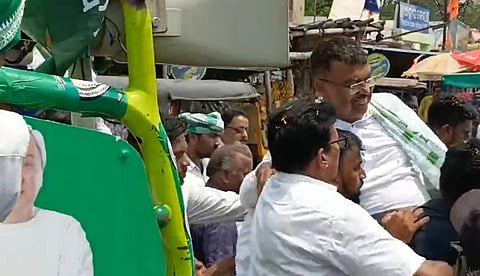 ஒடிசாவில் கடும் வெயிலில் பிரச்சாரத்தில் ஈடுபட்ட பிஜேடி வேட்பாளர் அரூப் பட்நாயக் மயக்கம்