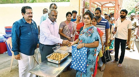 திருவண்ணாமலையில் சித்ரா பவுர்ணமி நாளில் அண்ணாமலையார் கோயிலுக்கு வந்த பக்தர்களுக்கு இலவச லட்டு பிரசாதம் வழங்கிய ஆட்சியர் பாஸ்கர பாண்டியன்.
