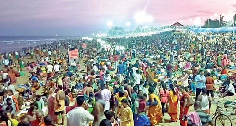 சித்ரா பவுர்ணமியை முன்னிட்டு திருச்செந்தூர் கடற்கரையில் நேற்று முன்தினம் இரவு திரண்டிருந்த பக்தர்கள் கூட்டம்.