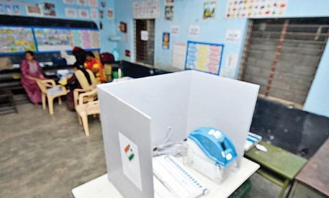 மதுரை அருகே ஒத்தக்கடையில் தேர்தலுக்காக அமைக்கப்பட்டிருந்த வாக்குச்சாவடி. படம்; எஸ்.கிருஷ்ணமூர்த்தி