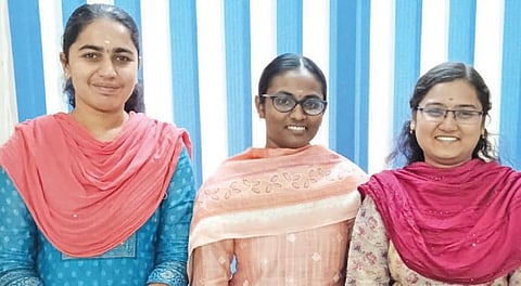 தமிழ்நாடு அரசுப் பணியாளர் தேர்வாணையத்தின் குரூப் 1 தேர்வில் வெற்றி பெற்ற திருப்பூர் மாவட்ட ஆட்சியர் அலுவலக ஊழியர்கள் சுபாஷினி, நித்யா, இந்திரா பிரியதர்ஷினி.