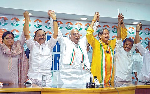 கேரள மாநிலத்தில் நாளை வாக்குப் பதிவு நடைபெற உள்ள நிலையில், நேற்று திருவனந்தபுரத்தில் காங்கிரஸ் கட்சி, செய்தியாளர்கள் சந்திப்பு நடத்தியது. இதில், அக்கட்சித் தலைவர்கள் மல்லிகார்ஜுன கார்கே, சசி தரூர் உள்ளிட்டோர் கலந்துகொண்டனர். படம்: பிடிஐ
