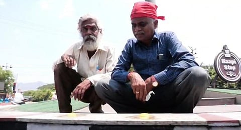 சுட்டெரிக்கும் வெயிலில் சாலையில் ஆஃபாயில் சுட்டவரை அழைத்துச் சென்று எச்சரித்த சேலம் போலீஸ்!