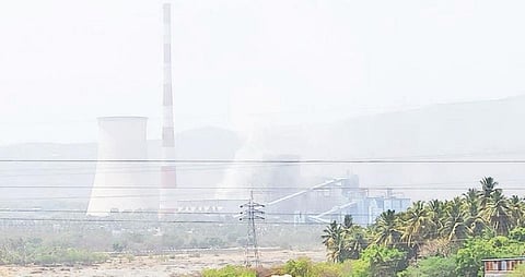 மேட்டூர் அனல் மின் நிலையத்தில் இருந்து வெளியேறிய சாம்பல் காற்றில் பரவி காணப்படுகிறது.