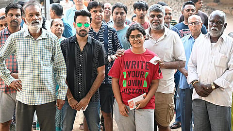 கர்நாடகாவில் காலையிலேயே வாக்களிக்க உற்சாகமாகத் திரண்ட வாக்காளர்கள் | படம்: சுதாகர் ஜெயின்
