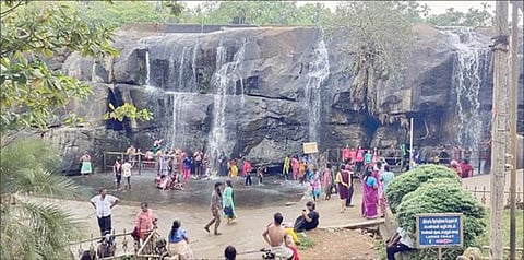 திற்பரப்பு அருவியில் குறைந்த அளவு கொட்டும் தண்ணீரில் கோடைக்கு இதமாக குழந்தைகளுடன் குளித்து மகிழ்ந்த சுற்றுலா பயணிகள்.