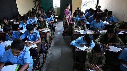 கல்வி உரிமை சட்டத்தின்படி 6, 7, 8-ம் வகுப்புகளில் பயிலும் அனைவருக்கும் கட்டாய தேர்ச்சி வழங்க உத்தரவு