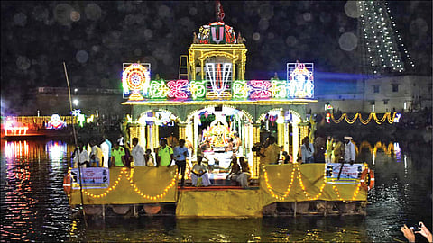 மன்னார்குடி ராஜகோபால சுவாமி கோயில் கிருஷ்ண தீர்த்த தெப்பக் குளத்தில் நடைபெற்ற தெப்ப உற்சவம். (உள்படம்) தெப்பத்தில் எழுந்தருளிய பாமா, ருக்மணி சமேத வேணுகோபால சுவாமி.