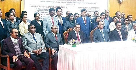 தமிழ்நாடு மற்றும் புதுச்சேரிக்கான மாவட்ட சட்டப்பணிகள் ஆணைக் குழுக்களின் செயல்பாடுகள் குறித்த கருத்தரங்கம் சென்னையில் நடைபெற்றது. இதில் சிறப்பு விருந்தினராக உச்ச நீதிமன்ற நீதிபதி சஞ்ஜிவ் கண்ணா
பங்கேற்றார். தலைமை நீதிபதி எஸ்.வி. கங்காபுர்வாலா, மூத்த நீதிபதிகளும் கலந்துெகாண்டனர். படம்: ம.பிரபு