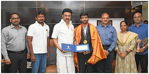 செஸ் வீரர் குகேஷுக்கு உயரிய ஊக்கத்தொகையாக ரூ.75 லட்சத்துக்கான காசோலை மற்றும் கேடயத்தை வழங்கி தமிழக முதல்வர் மு.க.ஸ்டாலின் வாழ்த்து தெரிவித்தார்.