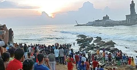கன்னியாகுமரி முக்கடல் சங்கமத்தில் நேற்று அதிகாலையில் சூரிய உதயம் பார்த்து மகிழ்ந்த சுற்றுலா பயணிகள்.