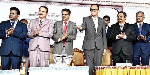 சிவகங்கையில் கூடுதல் நீதிமன்றக் கட்டிடத்தை திறந்துவைத்த உயர் நீதிமன்ற தலைமை நீதிபதி கங்கா புர்வாலா. உடன் (வலமிருந்து) உயர் நீதிமன்ற நீதிபதிகள் குமரப்பன், ஆதிகேசவலு, சுரேஷ்குமார், வடமலை, மாவட்ட நீதிபதி குருமூர்த்தி. படம்: எல்.பாலச்சந்தர்