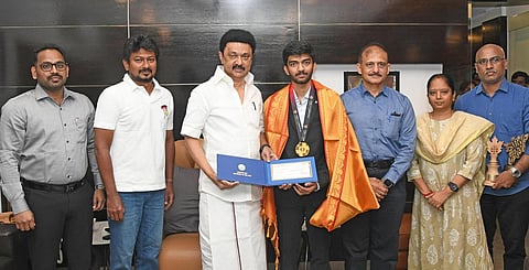 கேண்டிடேட்ஸ் செஸ் தொடரில் வென்ற தமிழக வீரர் குகேஷுக்கு ரூ.75 லட்சம் ஊக்கத் தொகை: முதல்வர் ஸ்டாலின் வழங்கி பாராட்டு
