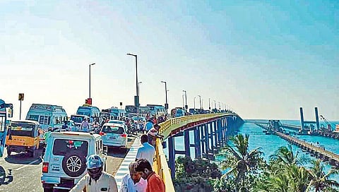 பாம்பன் சாலை பாலத்தில் வாகனங்களை நிறுத்தி இறங்கினால் ரூ.1000 அபராதம்? - போலீஸ் விளக்கம்