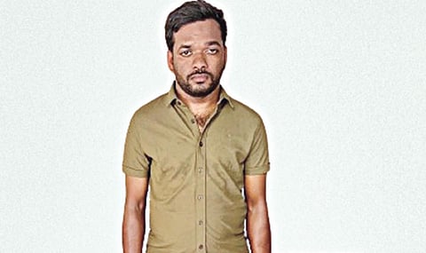 பறிமுதல் செய்யப்பட்ட ஏடிஎம் கார்டுடன் தல்லா ஸ்ரீனிவாசலு ரெட்டி.