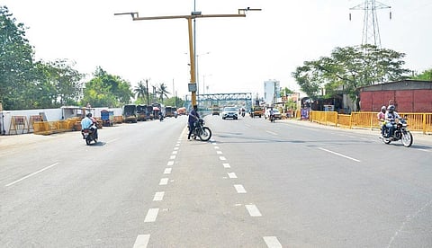 சாலை விரிவாக்கத்தின் போது மரங்கள் வெட்டப்பட்டதால், நிழலின்றி காணப்படும் ஈரோடு - சத்தியமங்கலம் சாலை.
